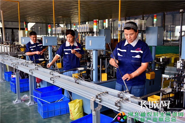 图为馆陶县鑫荣轴承制造有限公司的工人在生产车间_副本